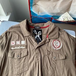 A man’s shirt extra large